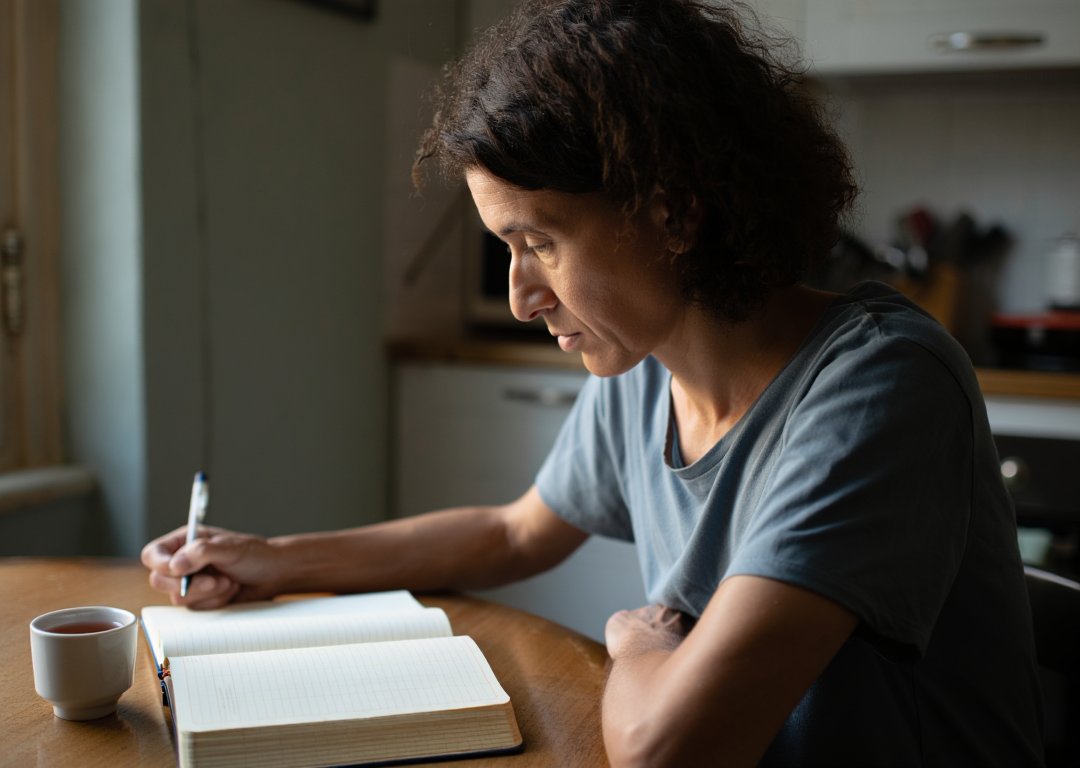 Девушка ведет запись в дневнике